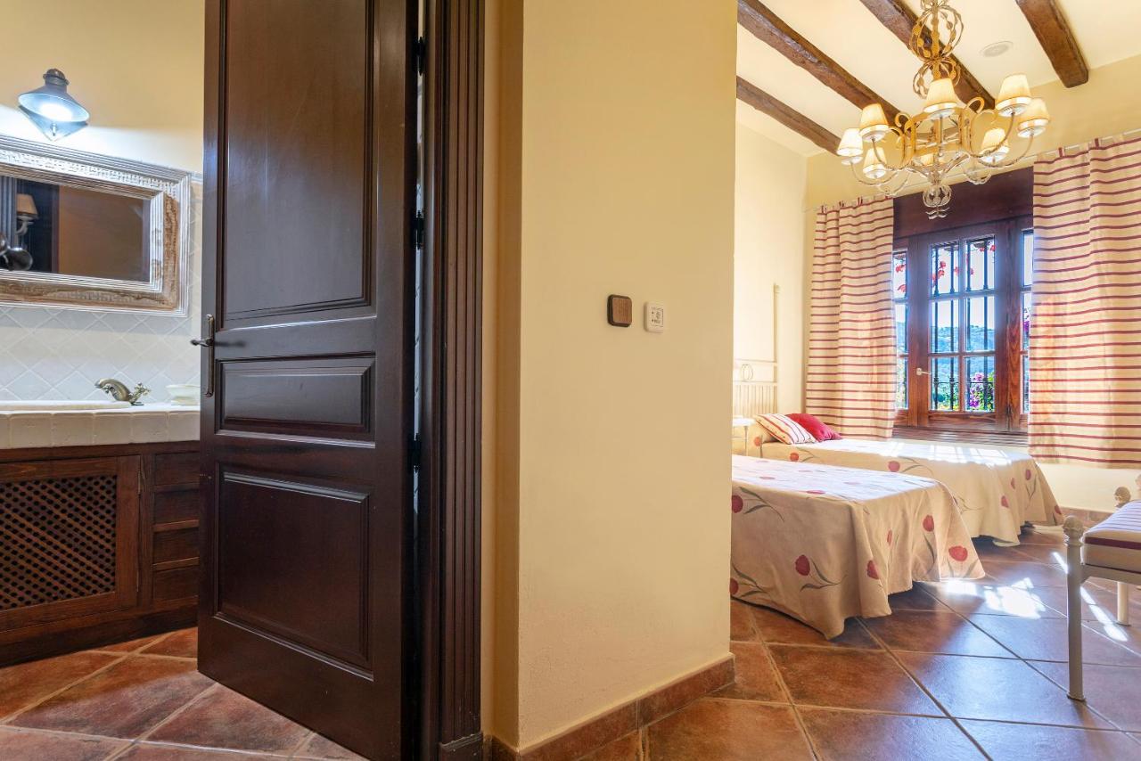 Casa Flores Con Piscina Interior Climatizada Alcaucín المظهر الخارجي الصورة